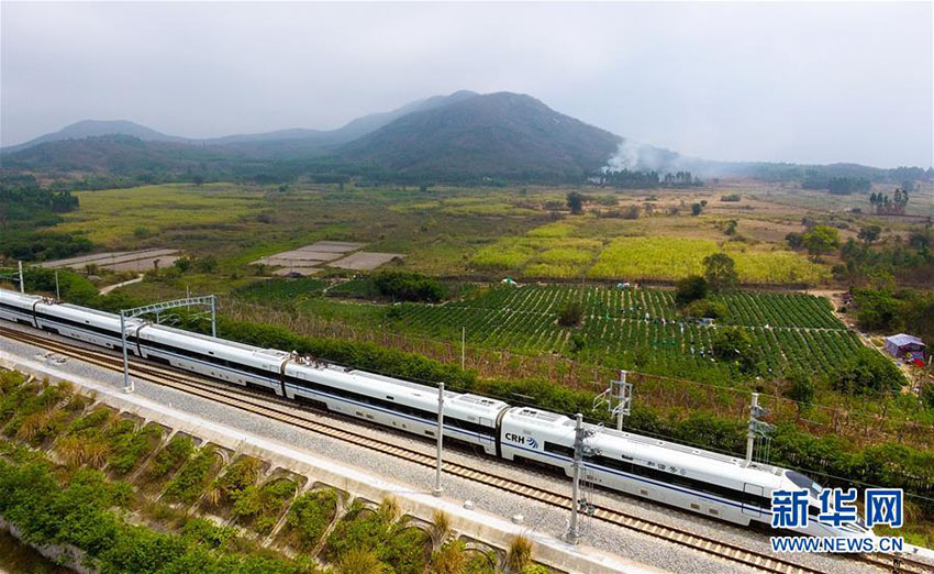 Galeria: Primeira ferrovia circular de alta velocidade do mundo promove turismo na ilha de Hainan