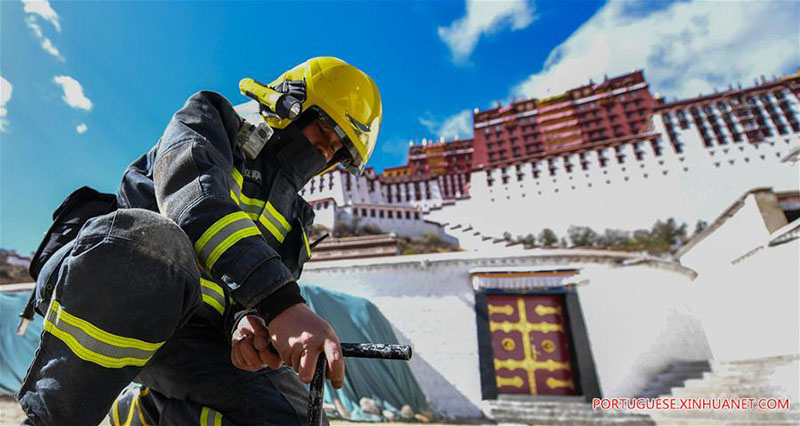 Bombeiros participam de simula??o de emergência no Palácio de Potala em Lhasa