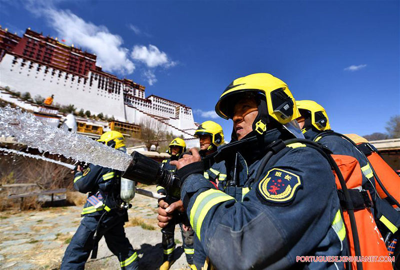 Bombeiros participam de simula??o de emergência no Palácio de Potala em Lhasa