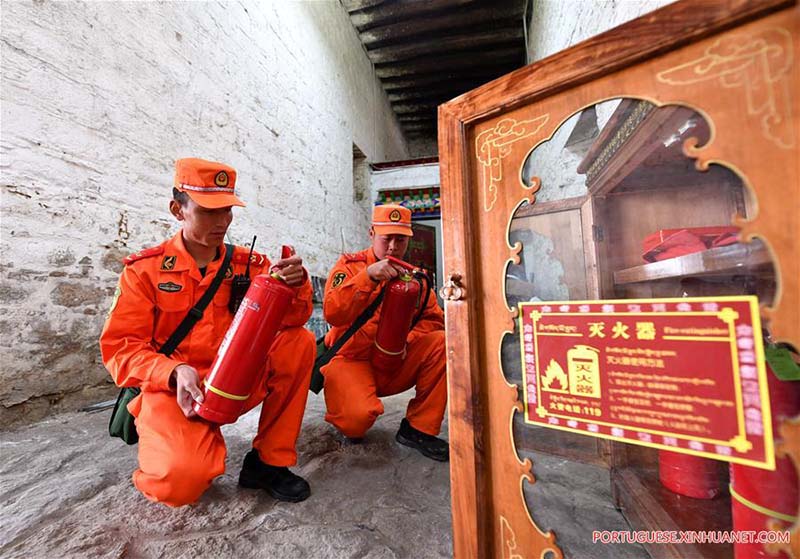 Bombeiros participam de simula??o de emergência no Palácio de Potala em Lhasa