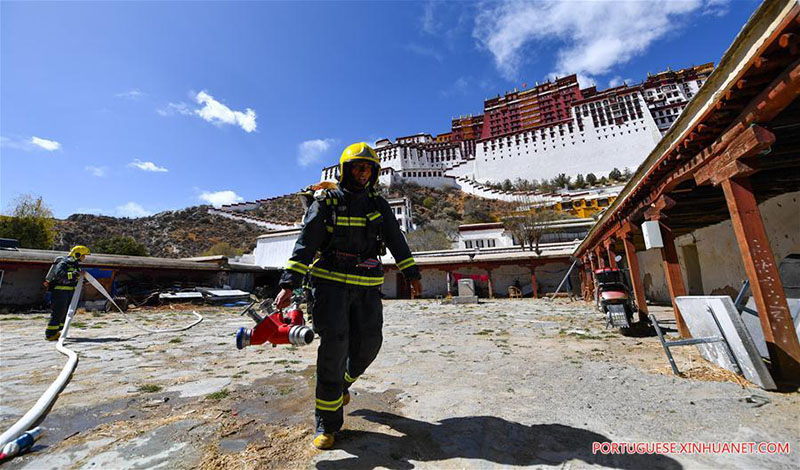 Bombeiros participam de simula??o de emergência no Palácio de Potala em Lhasa
