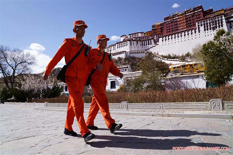 Bombeiros participam de simula??o de emergência no Palácio de Potala em Lhasa