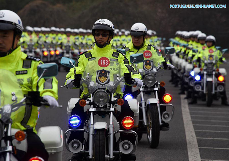 Policiais de transito recebem novas motocicletas em Qingdao