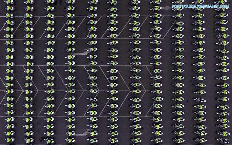 Policiais de transito recebem novas motocicletas em Qingdao