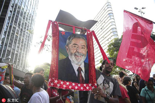 Protestos contra pris?o de Lula bloqueiam estradas e reúnem milhares de manifestantes nas principais cidades do Brasil