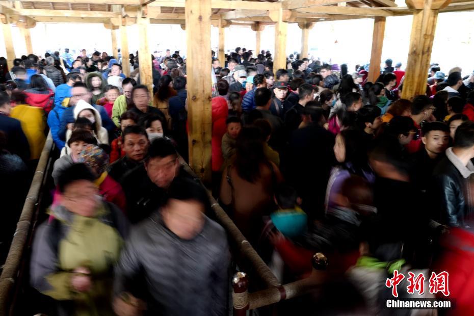 China registra 100 milh?es de viagens dentro do país durante Festival Qingming