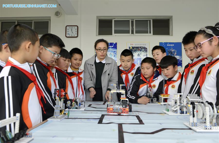 Rob?s s?o introduzidos nos programas educacionais extracurriculares de escola em Hebei