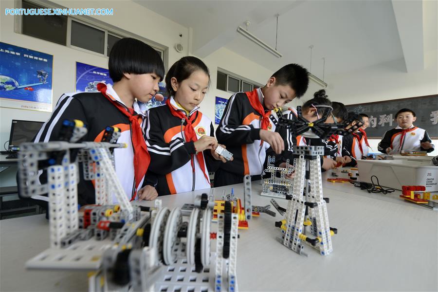 Rob?s s?o introduzidos nos programas educacionais extracurriculares de escola em Hebei
