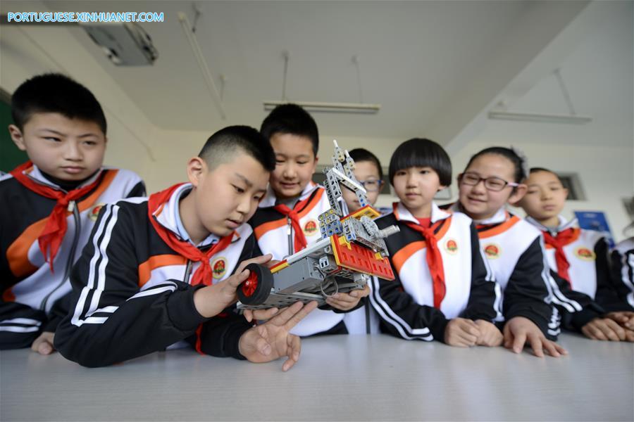 Rob?s s?o introduzidos nos programas educacionais extracurriculares de escola em Hebei
