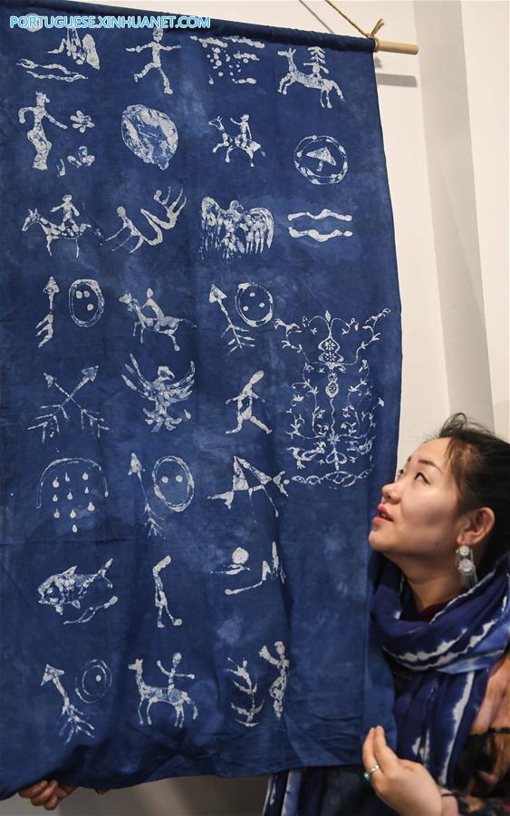 Chinesa abre loja para proteger cultura tradicional xam?