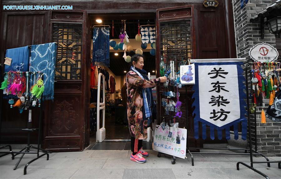 Chinesa abre loja para proteger cultura tradicional xam?