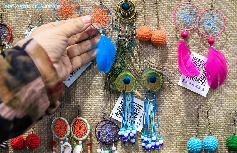 Chinesa abre loja para proteger cultura tradicional xam?