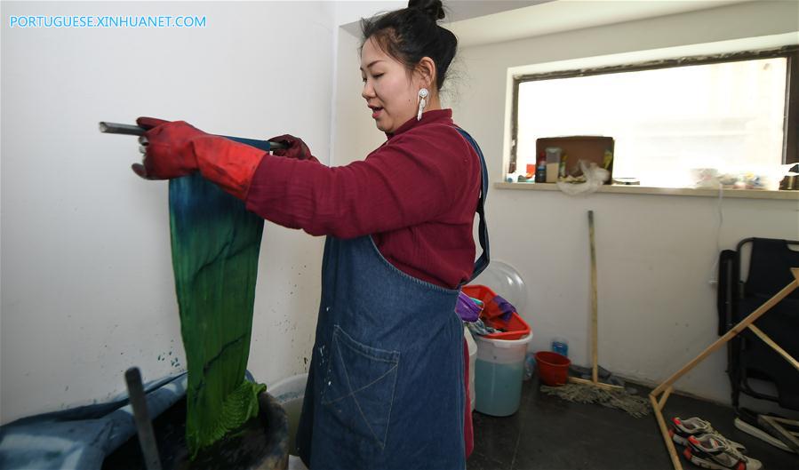 Chinesa abre loja para proteger cultura tradicional xam?