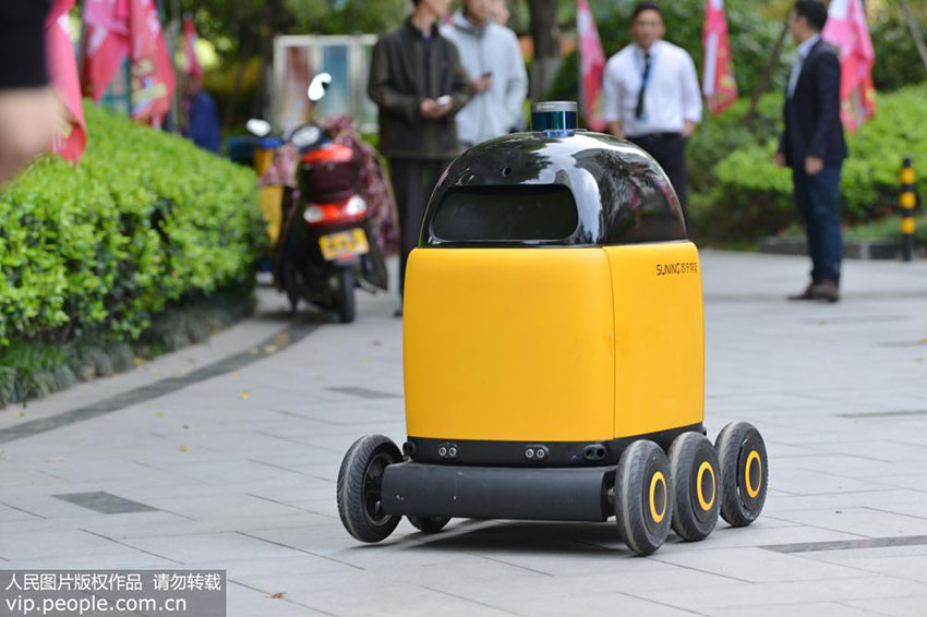 Primeiro veículo automático de entrega expressa em funcionamento em Nanjing