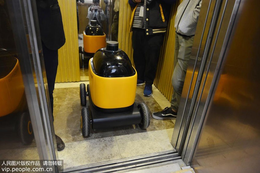 Primeiro veículo automático de entrega expressa em funcionamento em Nanjing