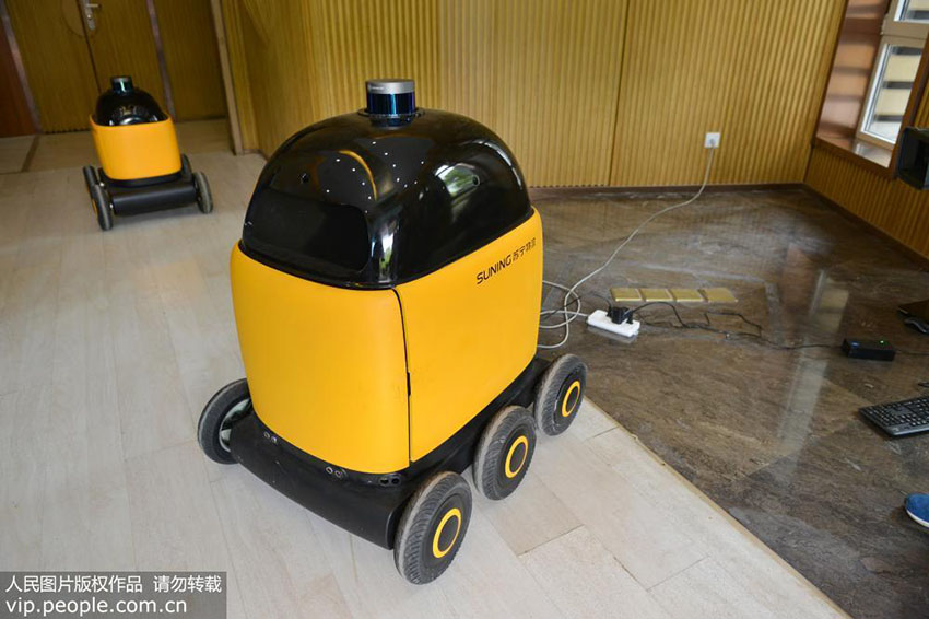 Primeiro veículo automático de entrega expressa em funcionamento em Nanjing