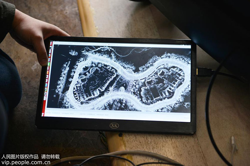 Primeiro veículo automático de entrega expressa em funcionamento em Nanjing