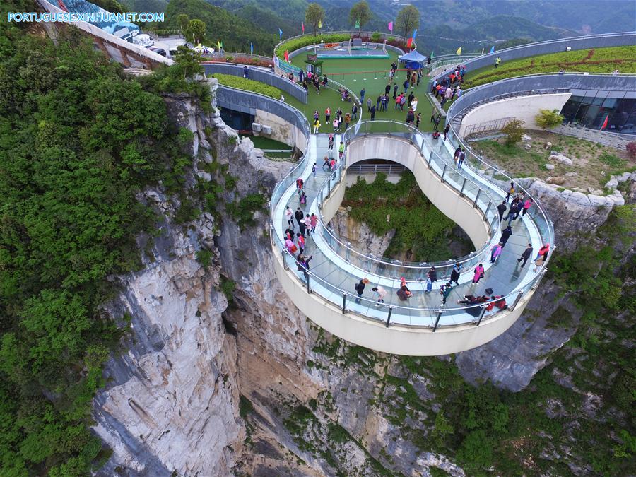 Ponte cantilever de vidro em forma de ferradura no Parque Geológico Yunyang Longgang em Chongqing