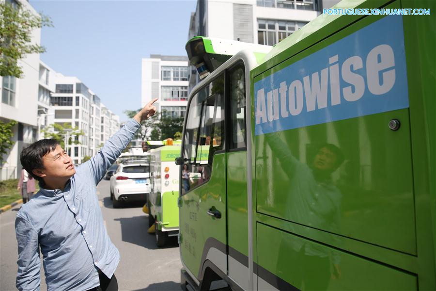 Veículos-vassoura aut?nomos passam por teste de funcionamento em Shanghai