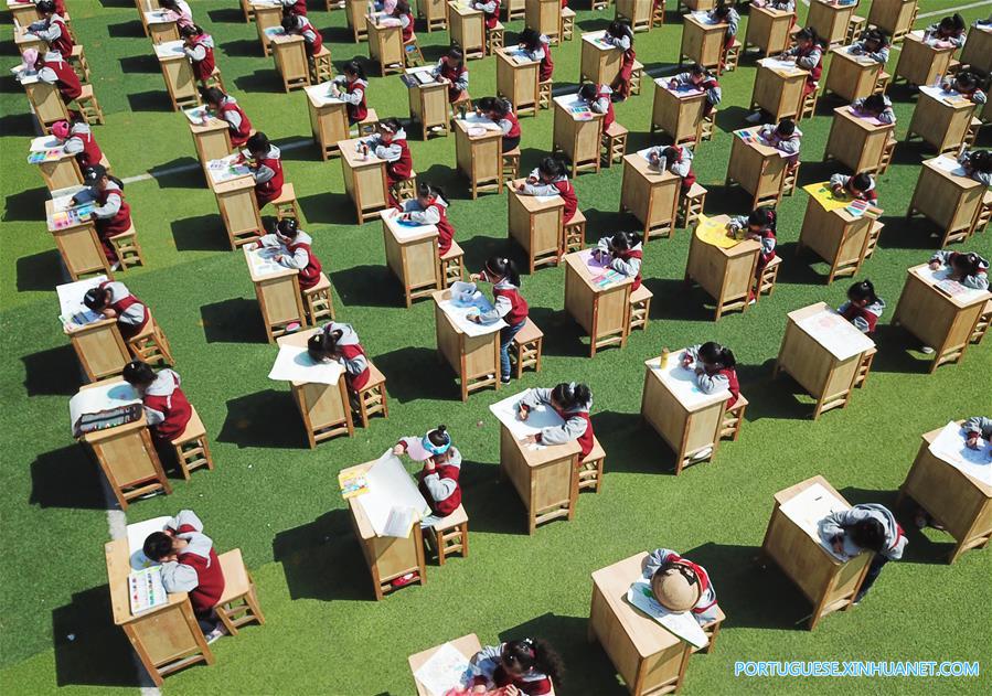 Alunos participam de concurso de desenho para o Dia da Terra em Jiangsu