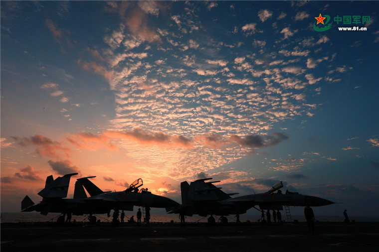 Forma??o de porta-avi?es da China realiza exercício no Pacífico Ocidental