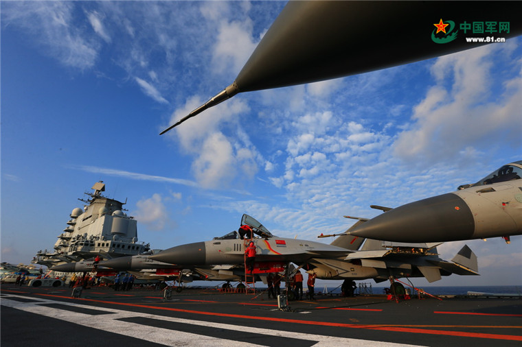 Forma??o de porta-avi?es da China realiza exercício no Pacífico Ocidental