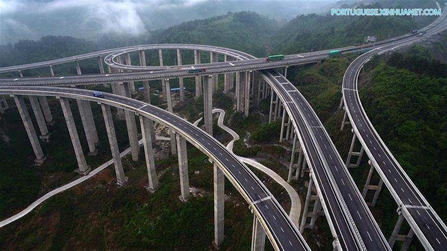 Vista aérea de vias expressas em Hunan, centro da China