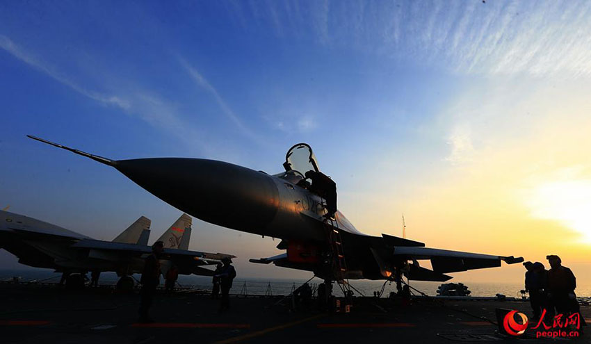 Forma??o de porta-avi?es chinesa realiza exercícios no alto mar