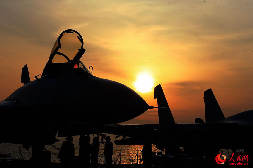 Forma??o de porta-avi?es chinesa realiza exercícios no alto mar