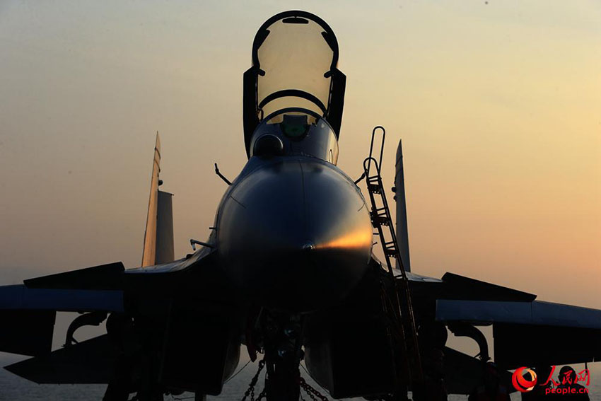 Forma??o de porta-avi?es chinesa realiza exercícios no alto mar