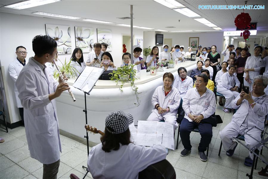 Apresenta??o musical gratuita realizada em hospital em Beijing