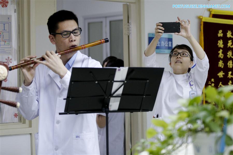 Apresenta??o musical gratuita realizada em hospital em Beijing
