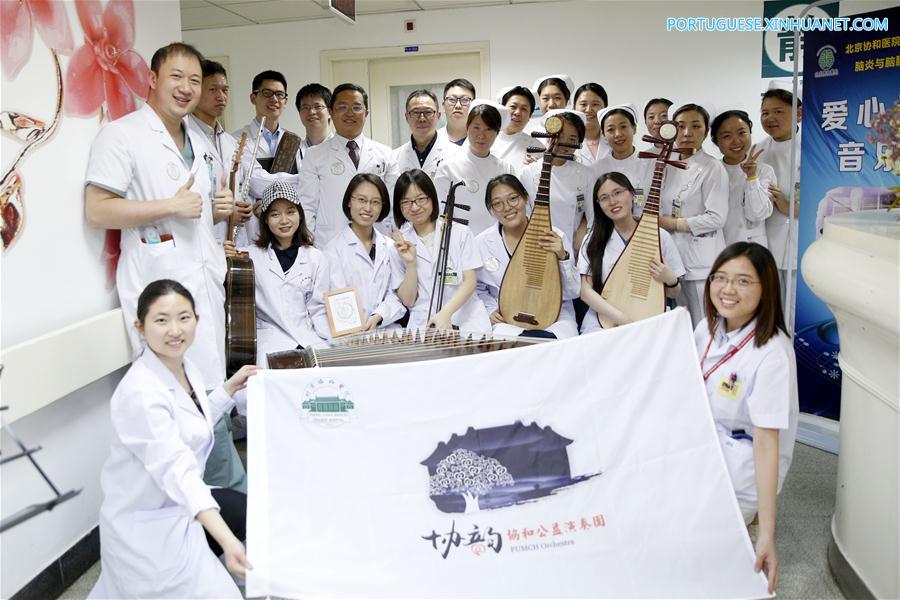 Apresenta??o musical gratuita realizada em hospital em Beijing