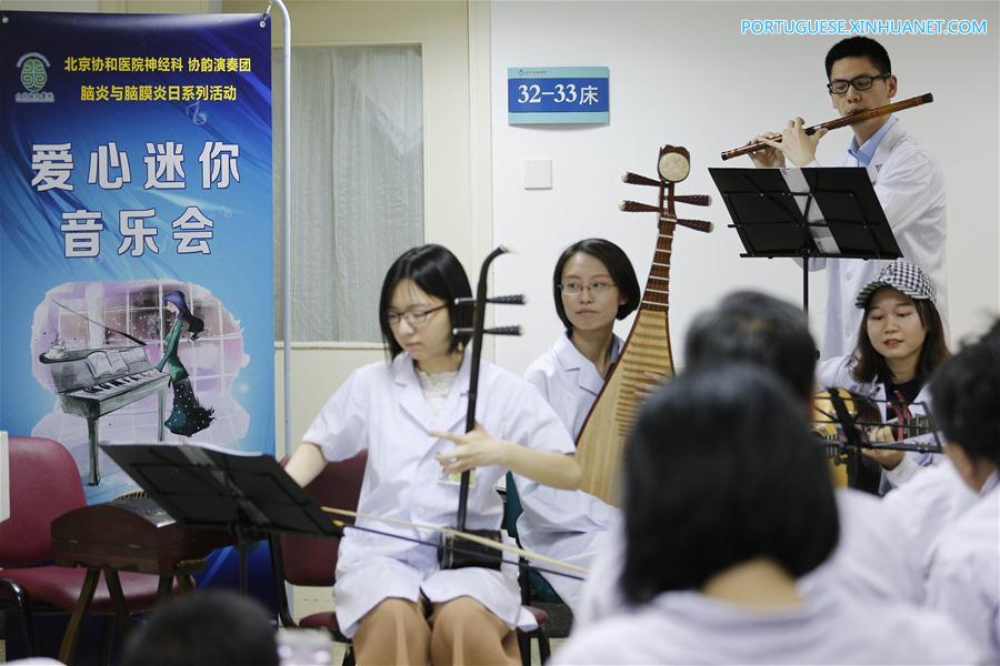 Apresenta??o musical gratuita realizada em hospital em Beijing