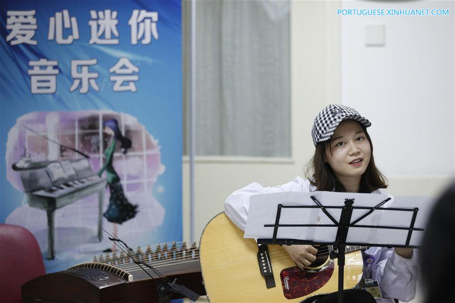 Apresenta??o musical gratuita realizada em hospital em Beijing