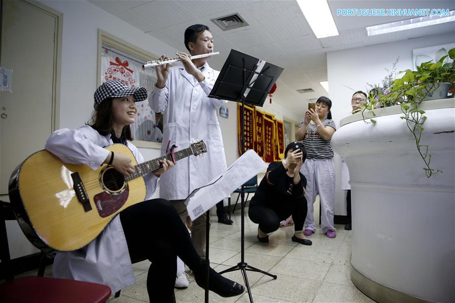 Apresenta??o musical gratuita realizada em hospital em Beijing