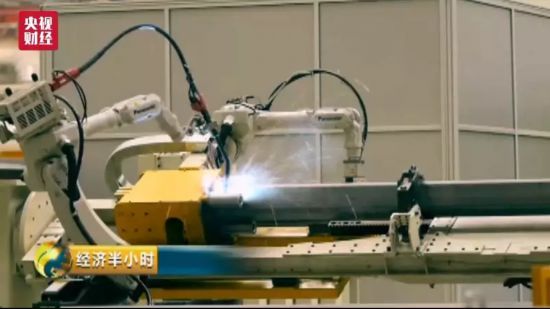 Escavadora chinesa de grandes dimens?es mais “poderosa” que dois tanques