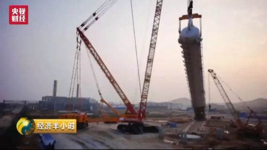 Escavadora chinesa de grandes dimens?es mais “poderosa” que dois tanques