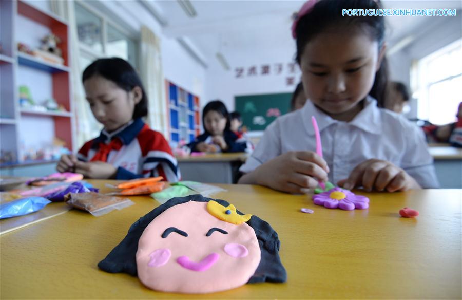 Alunos celebram próximo Dia das M?es em Handan, norte da China