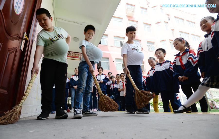 Alunos celebram próximo Dia das M?es em Handan, norte da China