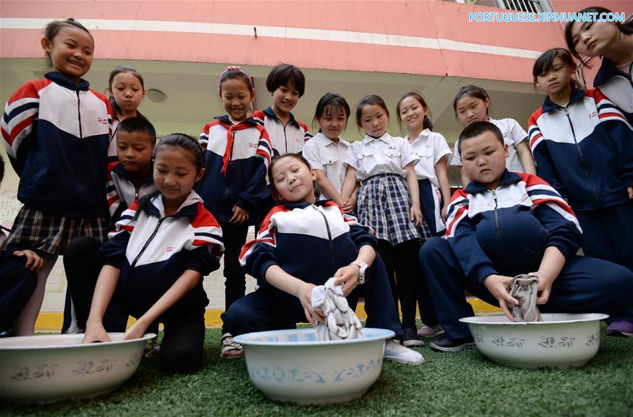 Alunos celebram próximo Dia das M?es em Handan, norte da China