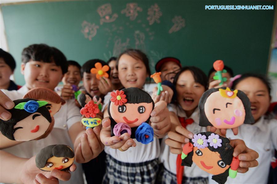 Alunos celebram próximo Dia das M?es em Handan, norte da China