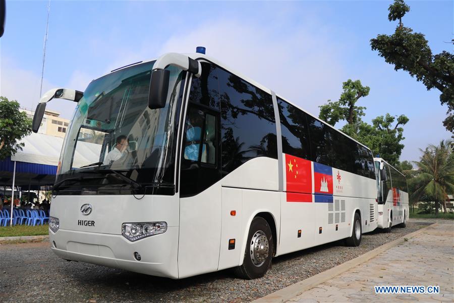 China envia primeiro lote de 20 clínicas móveis para o Camboja