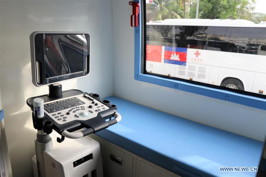 China envia primeiro lote de 20 clínicas móveis para o Camboja