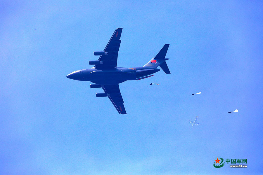 Grande avi?o transportador Y-20 realiza voo teste