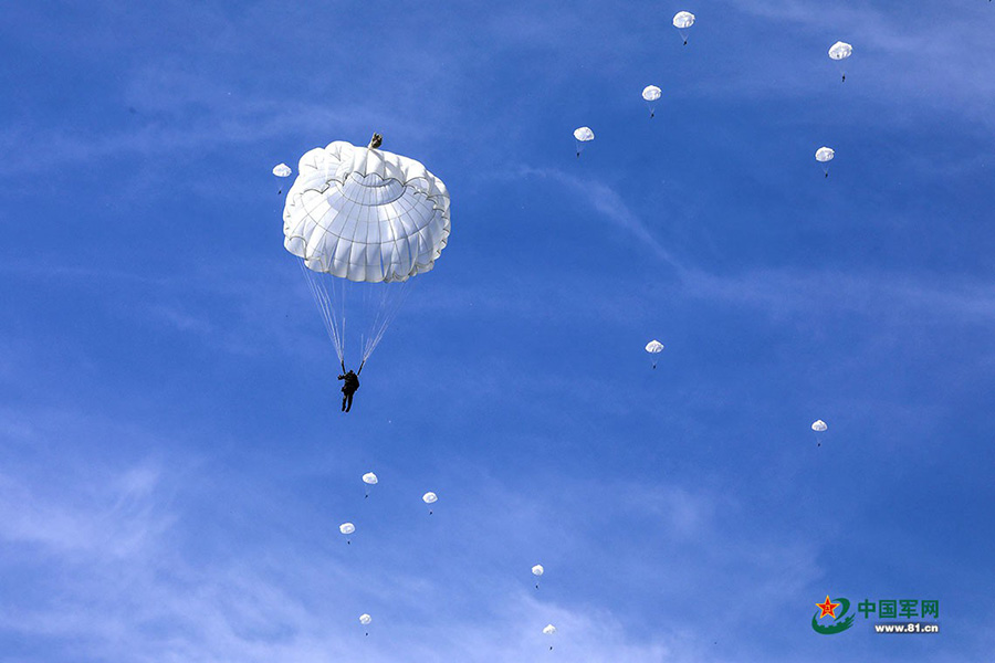 Grande avi?o transportador Y-20 realiza voo teste