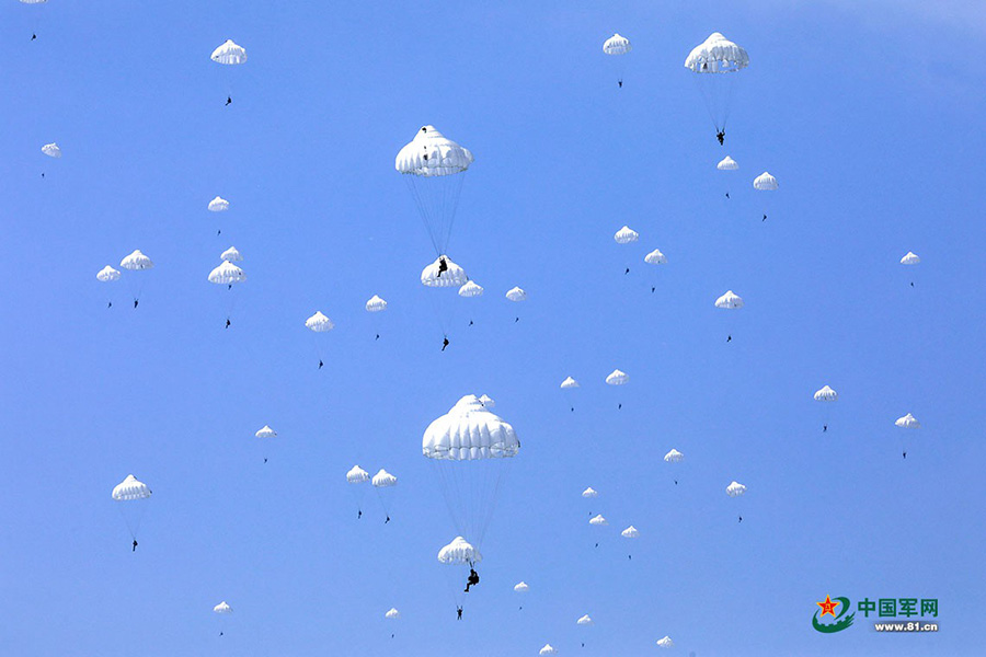 Grande avi?o transportador Y-20 realiza voo teste
