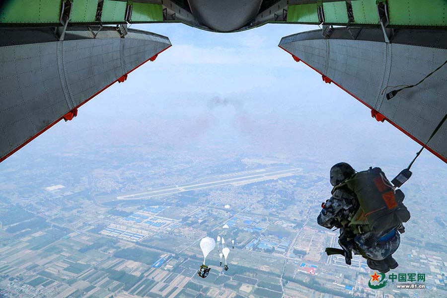 Grande avi?o transportador Y-20 realiza voo teste