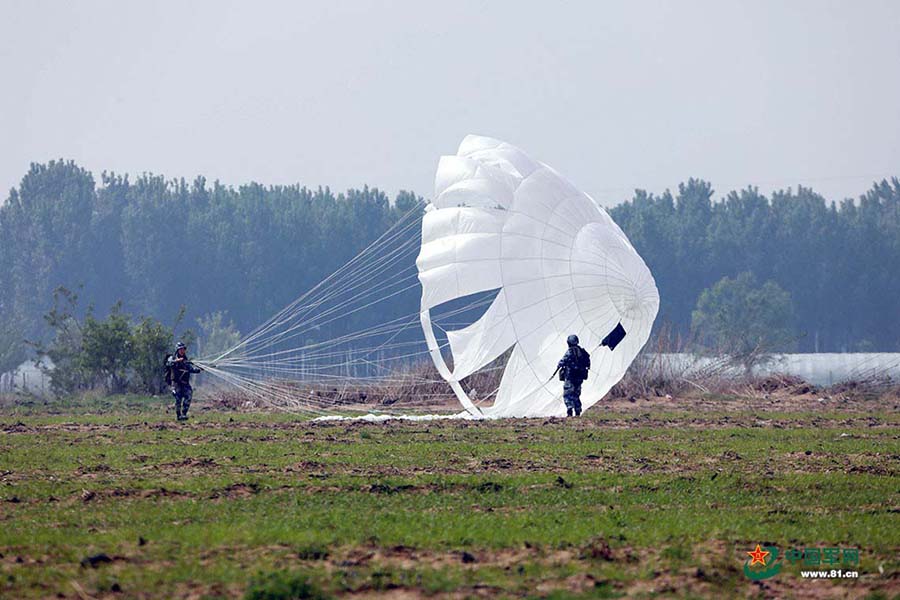 Grande avi?o transportador Y-20 realiza voo teste