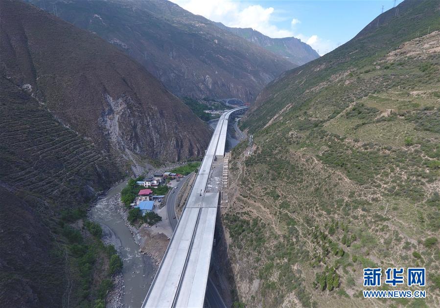 Galeria: “Autoestrada das nuvens” em constru??o na província de Sichuan